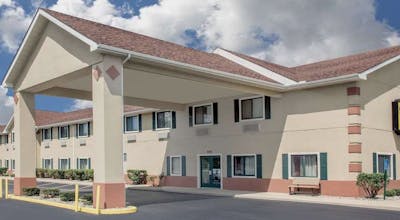 Super 8 by Wyndham Three Rivers