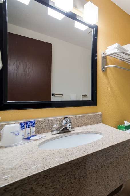 Hotel Ramada by Wyndham Effingham photo 5