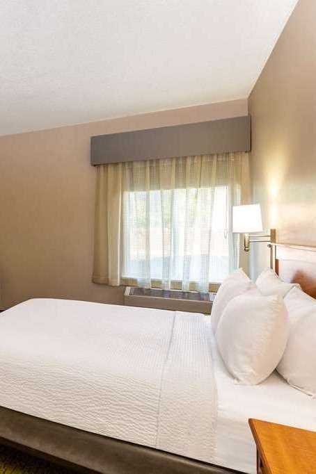 Hotel Days Inn & Suites by Wyndham Madison photo 1