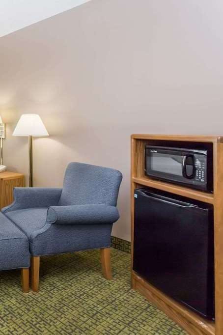 Hotel Days Inn & Suites by Wyndham Madison photo 4