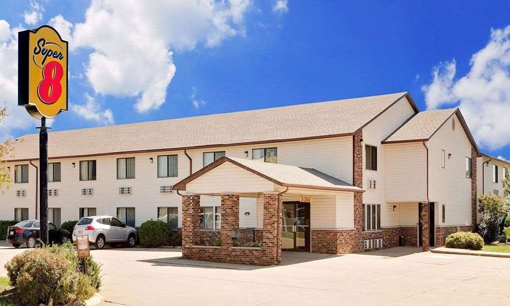 Super 8 by Wyndham Dyersville near Field of Dreams