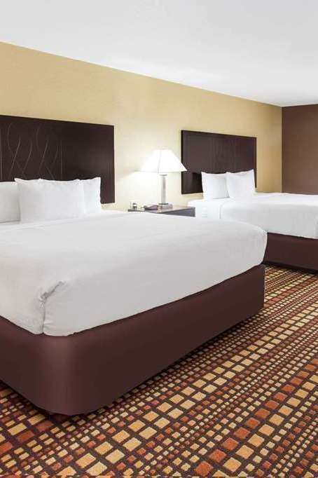 Hotel Days Inn and Suites Davenport photo 2