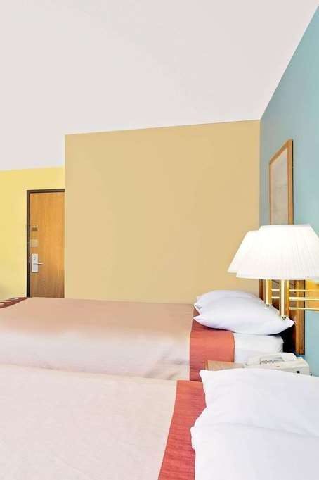 Hotel Super 8 by Wyndham Dyersville near Field of Dreams photo 2