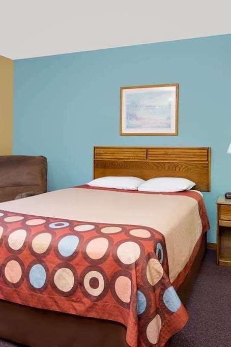 Hotel Super 8 by Wyndham Dyersville near Field of Dreams photo 1
