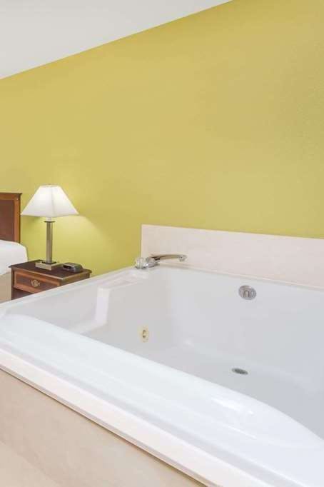 Hotel Baymont by Wyndham Sevierville Pigeon Forge photo 2