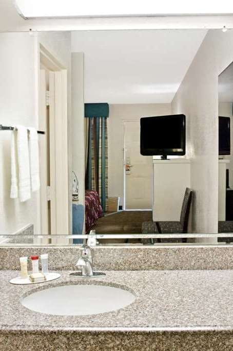 Hotel Howard Johnson by Wyndham Houston Heights/Downtown photo 4