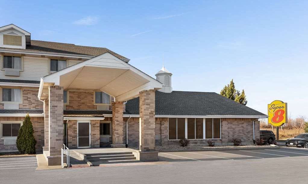 Super 8 by Wyndham Joliet I-55 N/Chicago