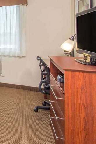 Hotel Baymont by Wyndham Dubuque photo 5