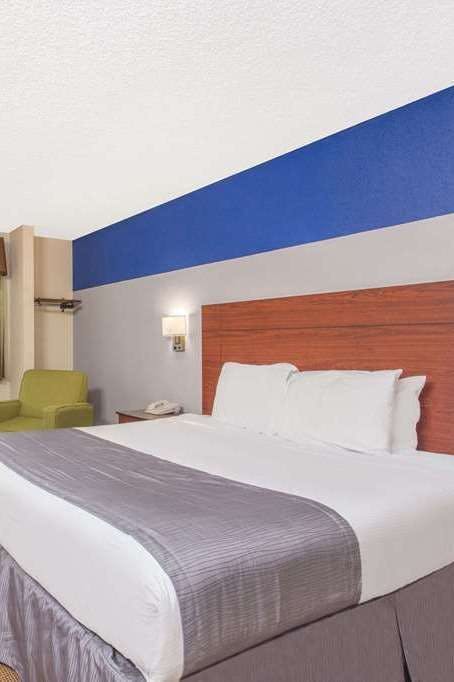 Hotel Baymont by Wyndham Dubuque photo 1