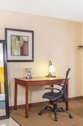 Hotel Baymont by Wyndham Dubuque photo 4