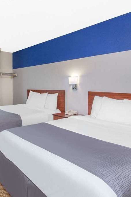 Hotel Baymont by Wyndham Dubuque photo 2