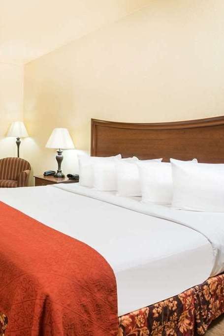 Hotel Days Inn by Wyndham Ellis photo 1