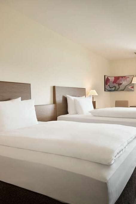 Hotel Ramada by Wyndham Nuernberg Parkhotel photo 2