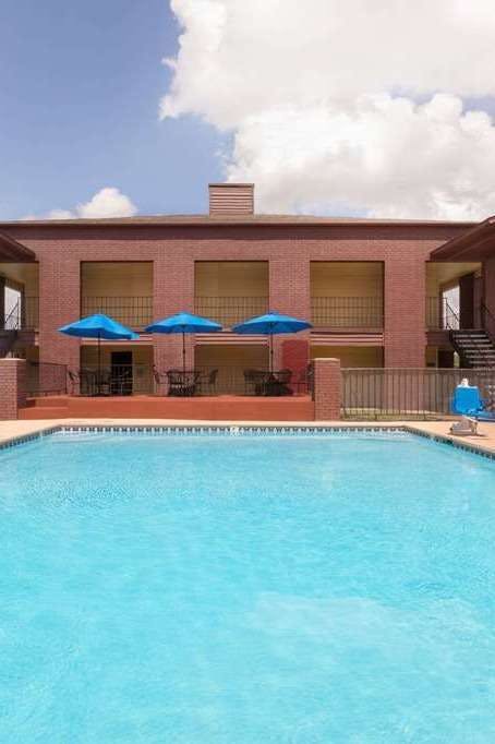 Hotel Days Inn by Wyndham College Station University Drive photo 1