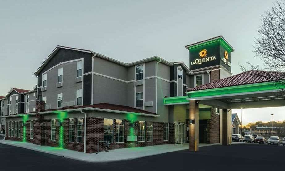 La Quinta Inn & Suites by Wyndham Kansas City Airport