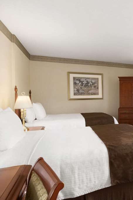 Hotel Travelodge by Wyndham Niagara Falls Fallsview photo 2