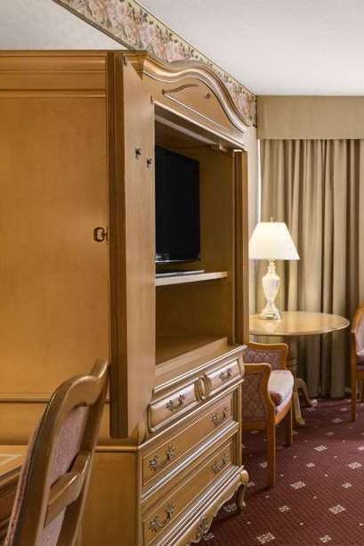 Hotel Travelodge by Wyndham Niagara Falls Fallsview photo 3