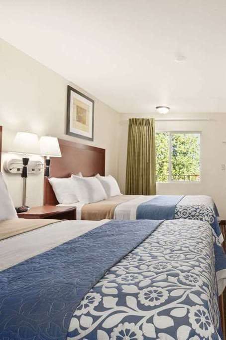 Hotel Days Inn by Wyndham Champaign/Urbana photo 2