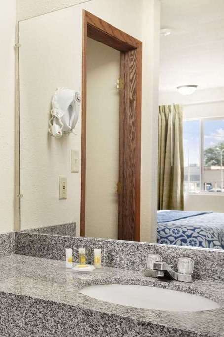 Hotel Days Inn by Wyndham Champaign/Urbana photo 4