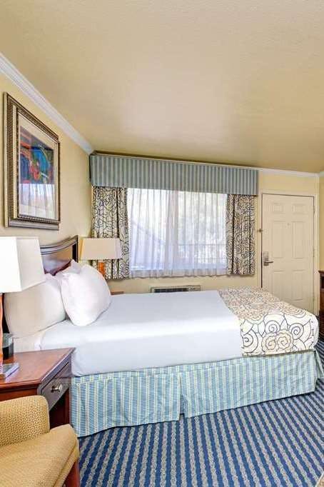 Hotel Super 8 by Wyndham Santa Cruz Beach photo 1