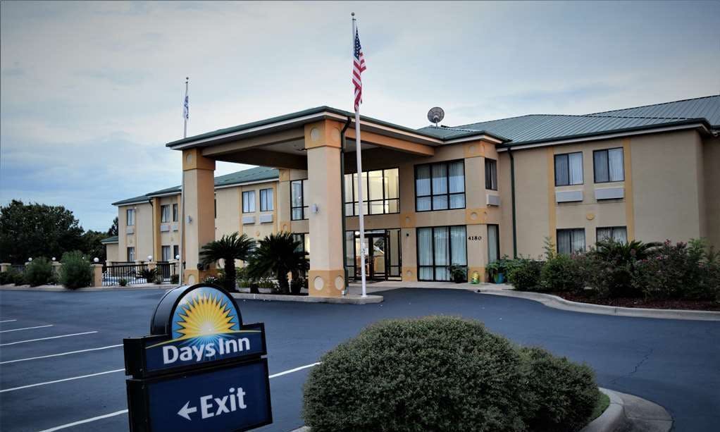 Days Inn by Wyndham Montgomery