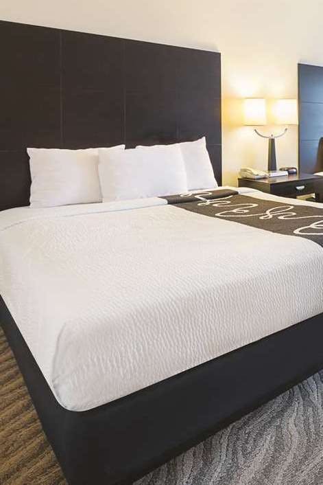 Hotel La Quinta Inn & Suites by Wyndham Glen Rose photo 1