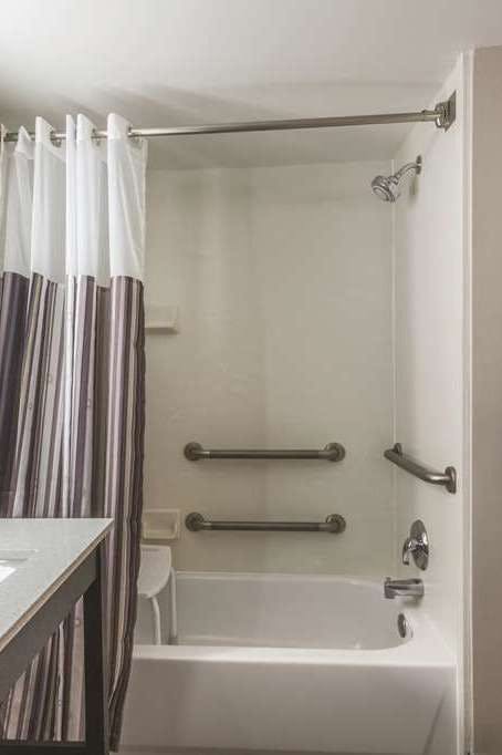 Hotel La Quinta Inn & Suites by Wyndham Columbus North photo 5