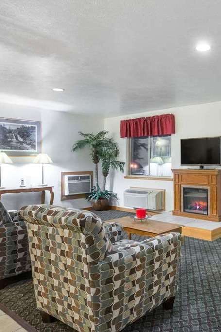Hotel Super 8 by Wyndham Fairmont photo 1