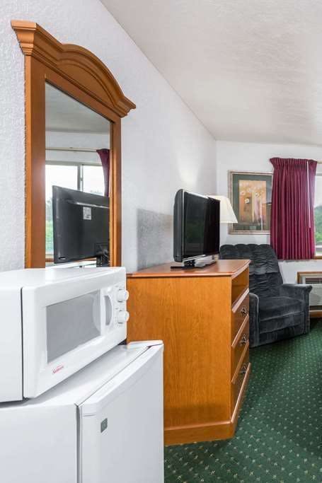 Super 8 by Wyndham Fairmont