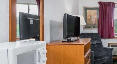 Super 8 by Wyndham Fairmont