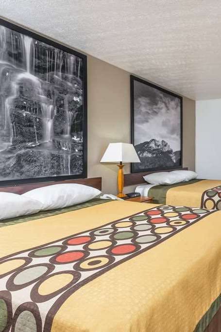 Hotel Super 8 by Wyndham Fairmont photo 5