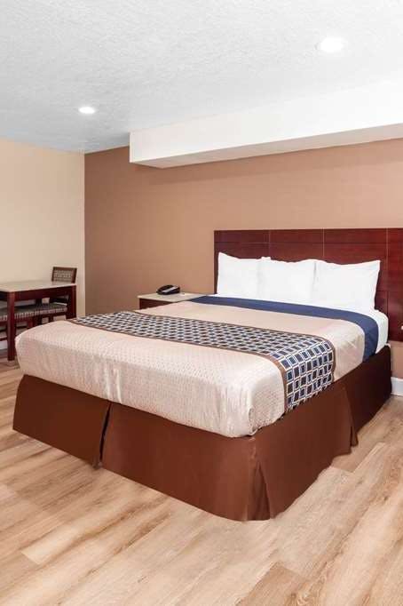 Hotel Travelodge by Wyndham Harbor City photo 2