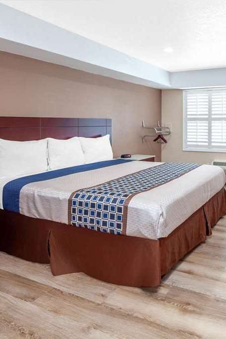 Hotel Travelodge by Wyndham Harbor City photo 1