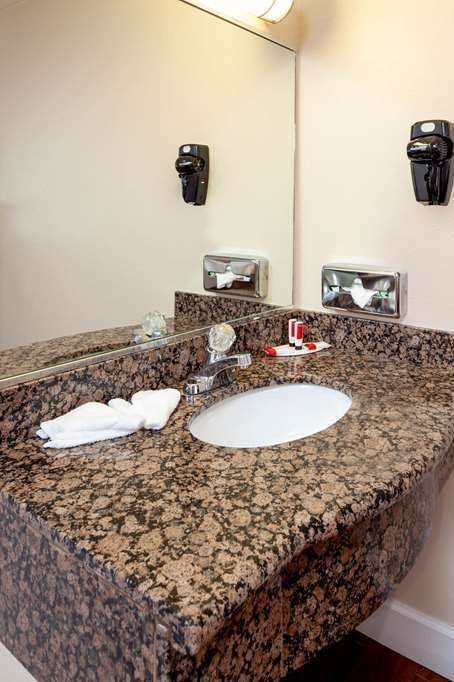 Hotel Travelodge by Wyndham Harbor City photo 4