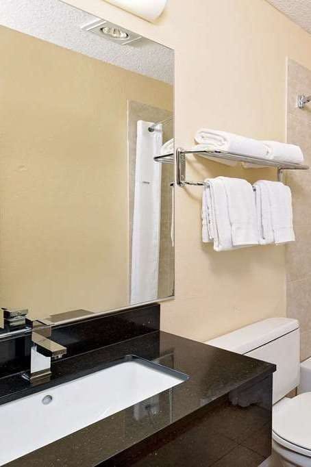 Hotel Howard Johnson by Wyndham Waterloo/Cedar Falls photo 4