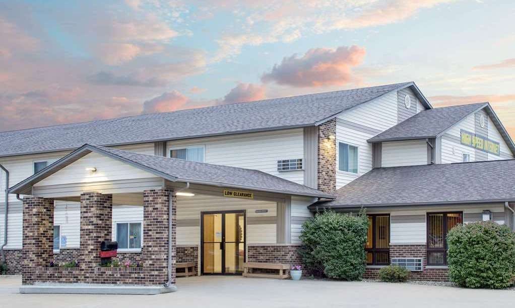 Super 8 by Wyndham Waverly