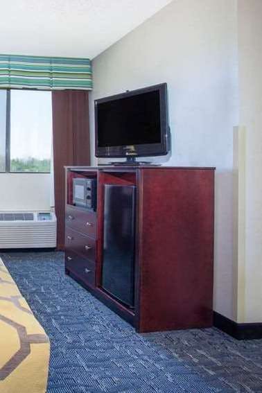 Hotel Baymont by Wyndham Saraland photo 3