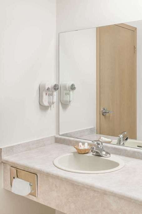 Hotel Super 8 by Wyndham Ambassador Bridge Windsor ON photo 4