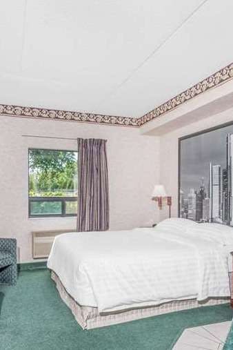 Hotel Super 8 by Wyndham Ambassador Bridge Windsor ON photo 1
