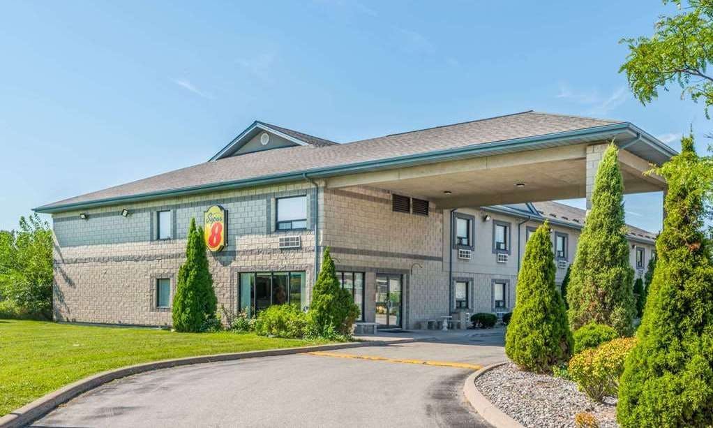 Super 8 by Wyndham Ambassador Bridge Windsor ON