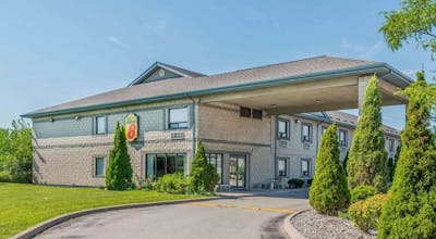 Super 8 by Wyndham Ambassador Bridge Windsor ON