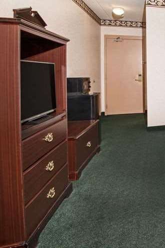 Hotel Super 8 by Wyndham Ambassador Bridge Windsor ON photo 3
