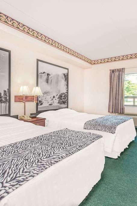 Hotel Super 8 by Wyndham Ambassador Bridge Windsor ON photo 2