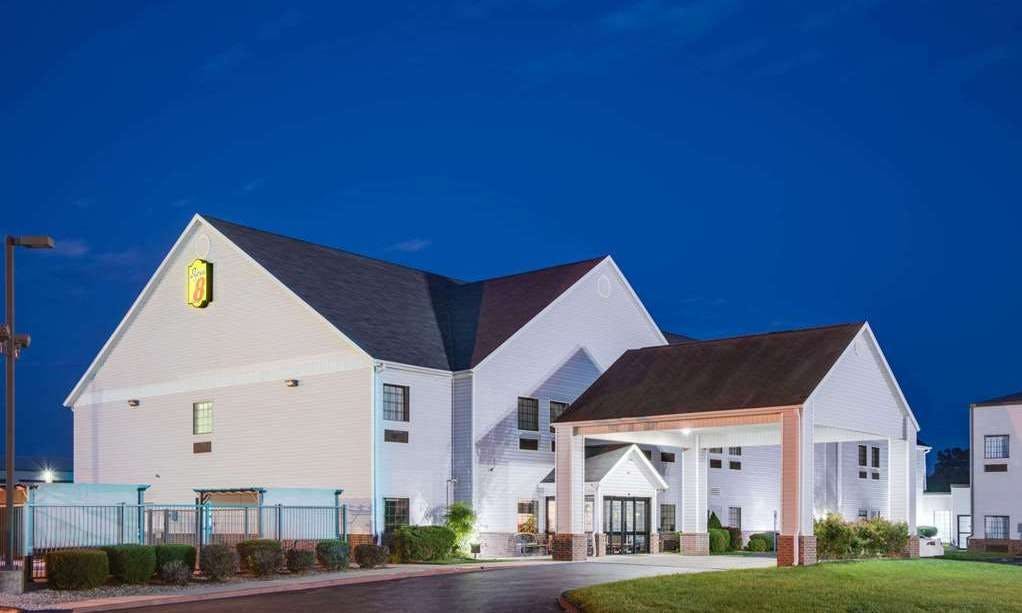 Super 8 by Wyndham Monett