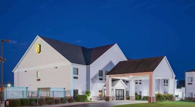 Super 8 by Wyndham Monett