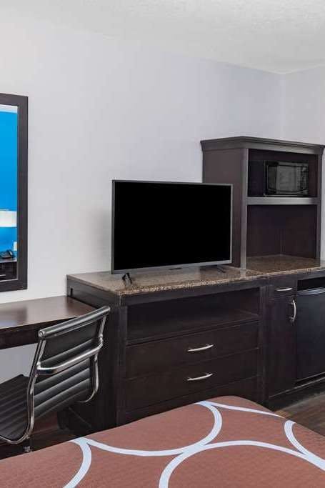 Hotel Super 8 by Wyndham Pensacola photo 3