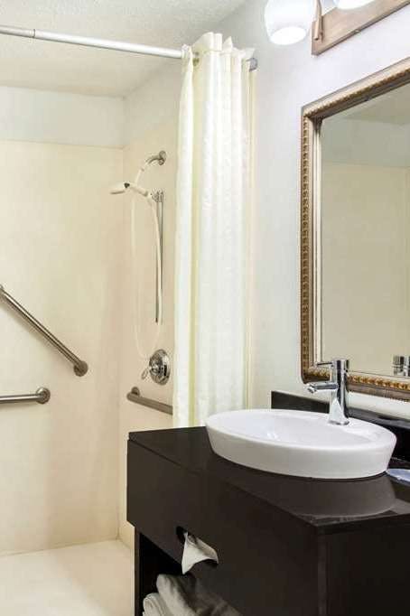 Hotel Super 8 by Wyndham Pensacola photo 4