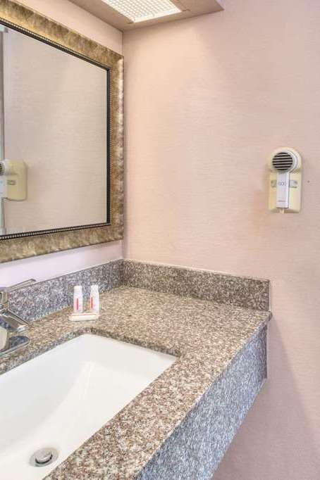 Hotel Days Inn by Wyndham Gulfport photo 4