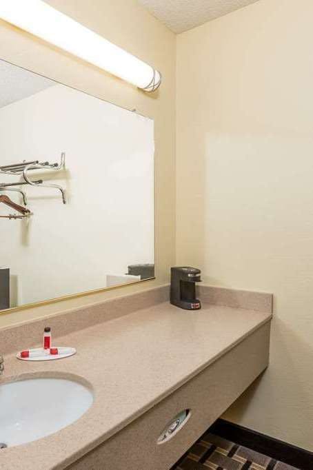 Hotel Super 8 by Wyndham Indianapolis/Southport Rd photo 4