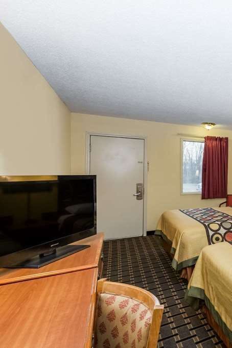Hotel Super 8 by Wyndham Indianapolis/Southport Rd photo 3